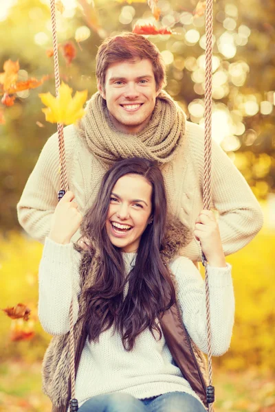 Couple romantique dans le parc d'automne — Photo