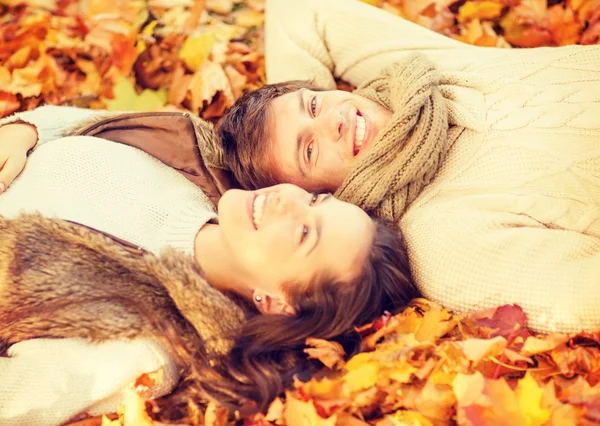 Pareja romántica en el parque de otoño — Foto de Stock