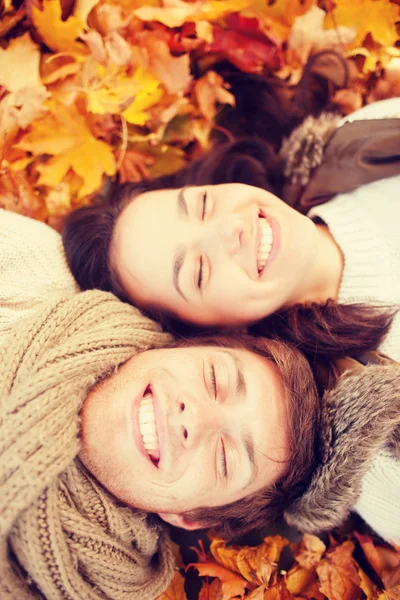 Pareja romántica en el parque de otoño — Foto de Stock