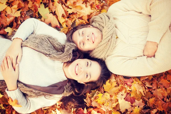 Pareja romántica en el parque de otoño —  Fotos de Stock