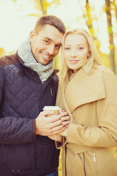 Pareja romántica en el parque de otoño —  Fotos de Stock