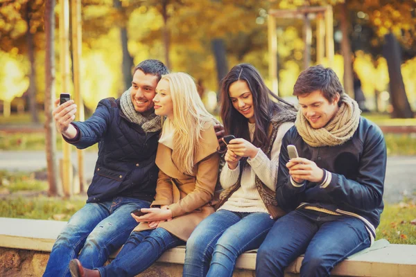 Grupo de amigos divirtiéndose en el parque de otoño — Foto de Stock