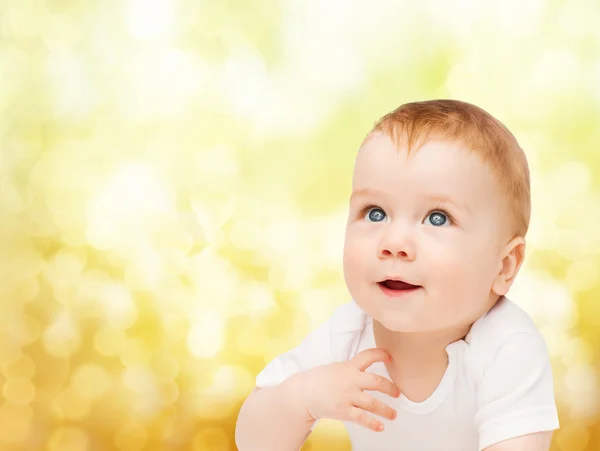 Bambino sorridente guardando in alto — Foto Stock