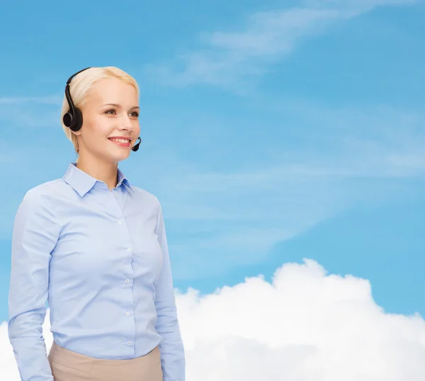 Amigable operador de línea de ayuda femenina con auriculares — Foto de Stock