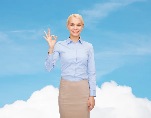 Mujer de negocios sonriente mostrando ok-signo con la mano — Foto de Stock