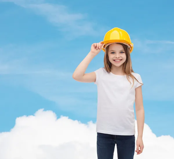 Lächelndes kleines Mädchen mit Schutzhelm — Stockfoto