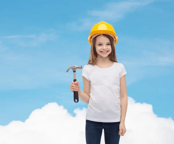 Lächelndes kleines Mädchen mit Schutzhelm — Stockfoto