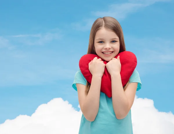 Χαμογελώντας κοριτσάκι με κόκκινη καρδιά — Φωτογραφία Αρχείου