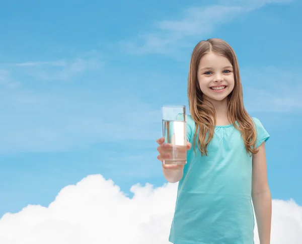 Lächelndes kleines Mädchen gibt Glas Wasser — Stockfoto