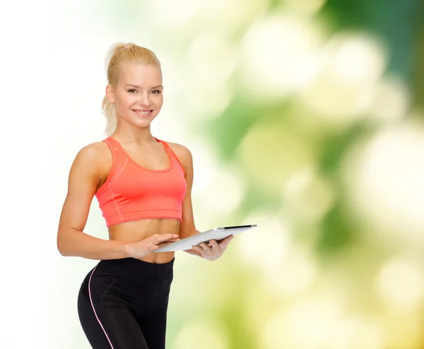 Mujer deportiva sonriente con la computadora de la tableta PC — Foto de Stock