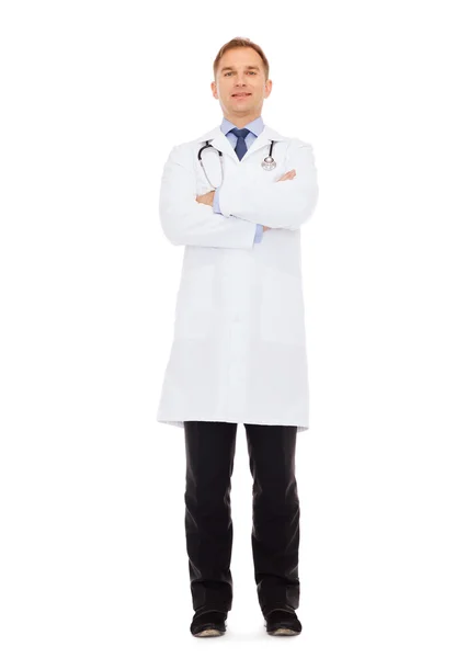 Medico maschio sorridente con stetoscopio — Foto Stock