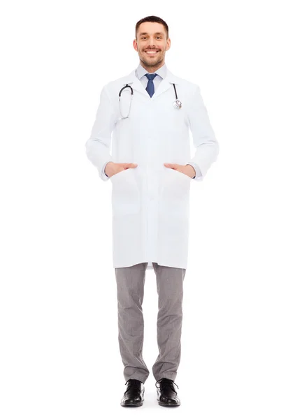 Lachende mannelijke arts met een stethoscoop — Stockfoto
