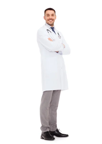 Médico varón sonriente con estetoscopio —  Fotos de Stock