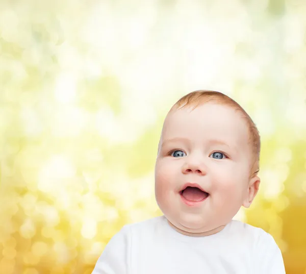 小さな赤ちゃんの笑顔 ロイヤリティフリーのストック写真