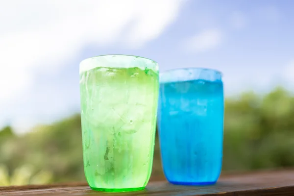 Perto de dois copos com água fria — Fotografia de Stock