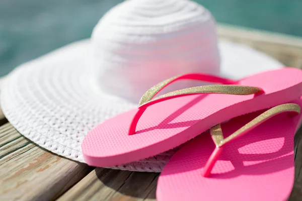 Gros plan du chapeau et des pantoufles au bord de la mer — Photo