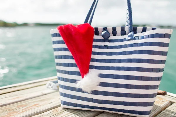 Nahaufnahme von Strandtasche und Weihnachtsmannmütze — Stockfoto