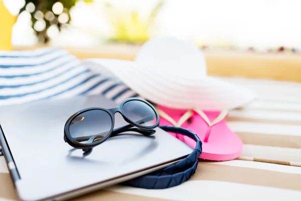 Primo piano di computer portatile su spiaggia — Foto Stock