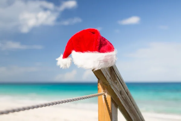 Närbild på santa helper hatt på stranden — Stockfoto