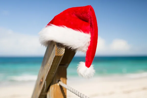 Närbild på santa helper hatt på stranden — Stockfoto