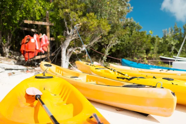 Canoas na praia arenosa — Fotografia de Stock