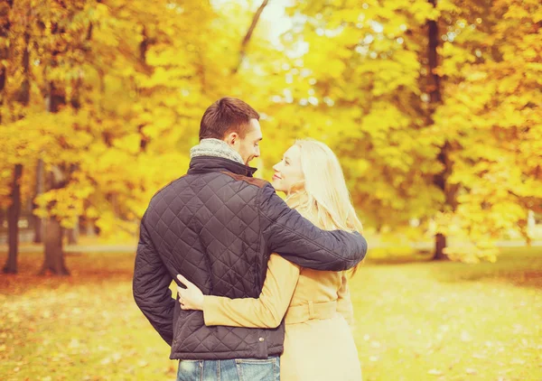 Couple romantique baisers dans le parc d'automne — Photo