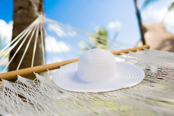 Imagen de hamaca con sombrero blanco —  Fotos de Stock