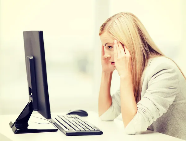 Benadrukt vrouw met computer — Stockfoto