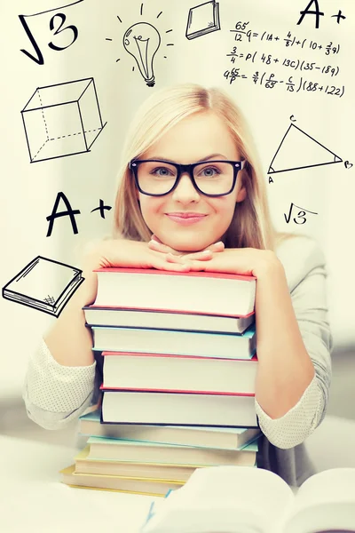 Estudante com pilha de livros e rabiscos — Fotografia de Stock