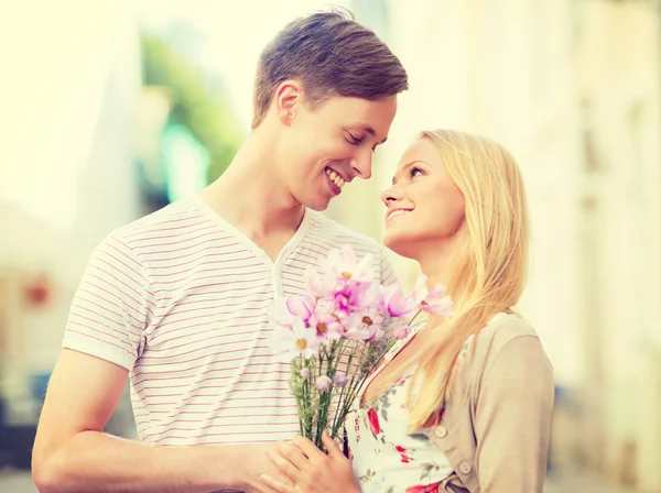 Couple avec des fleurs dans la ville — Photo