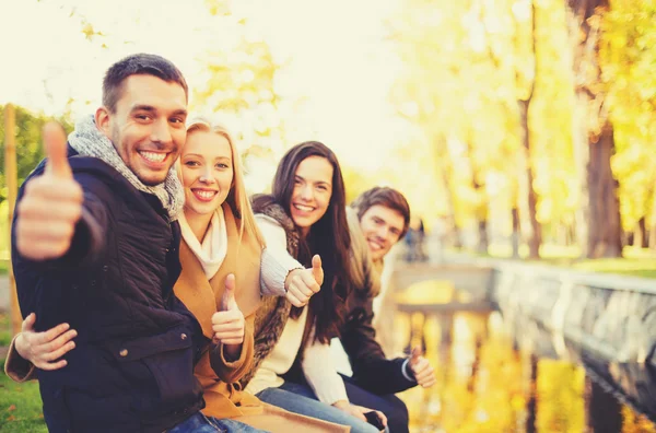 Groep vrienden met plezier in herfst park — Stockfoto