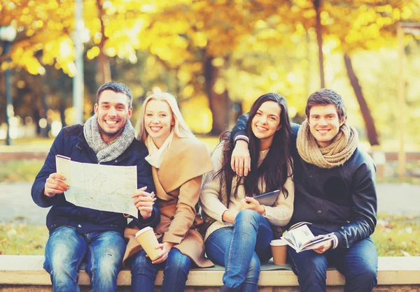 Parejas con mapa turístico en el parque de otoño — Foto de Stock