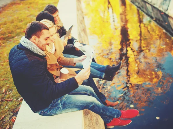 Couples with tourist map in autumn park — Stock Photo, Image