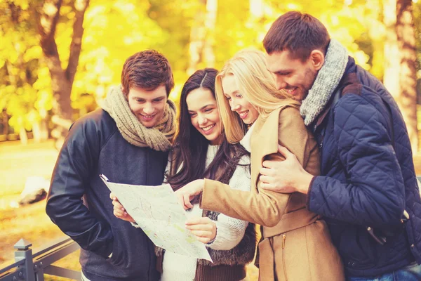 Couples with tourist map in autumn park — Stock Photo, Image