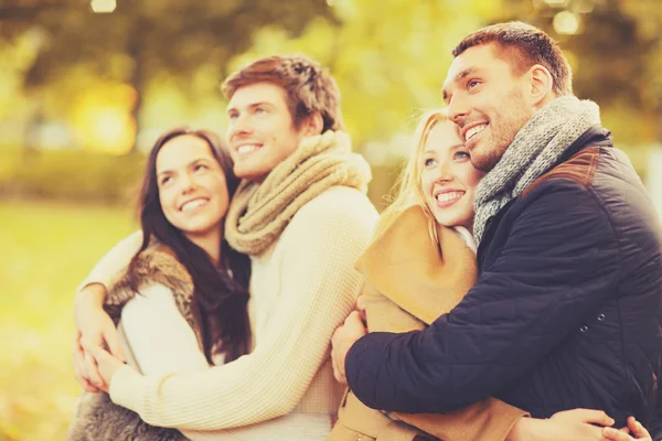 Grupo de amigos divirtiéndose en el parque de otoño — Foto de Stock