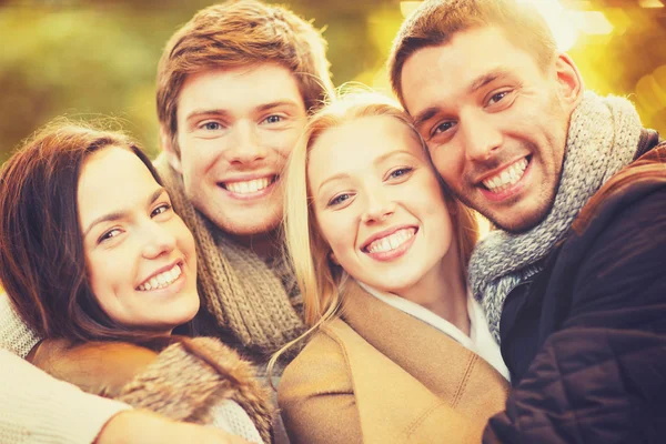 Grupo de amigos divirtiéndose en el parque de otoño —  Fotos de Stock