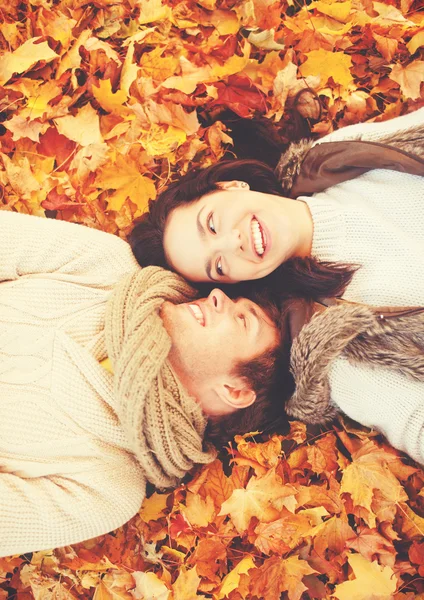 Pareja romántica en el parque de otoño — Foto de Stock