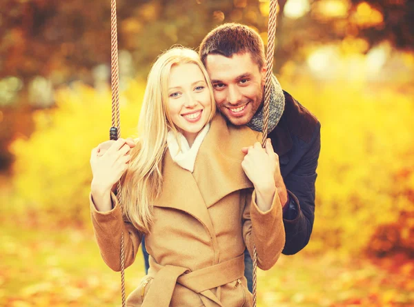 Романтическая пара в осеннем парке — стоковое фото