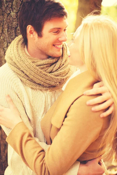 Coppia romantica baciarsi nel parco autunnale — Foto Stock