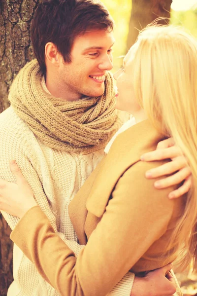 Romantic couple kissing in the autumn park — Stock Photo, Image