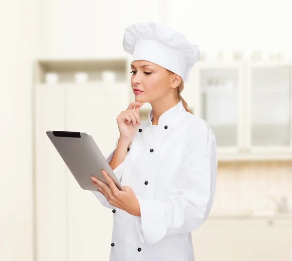 Uśmiechnięta kobieta kucharz z komputera typu tablet pc — Zdjęcie stockowe