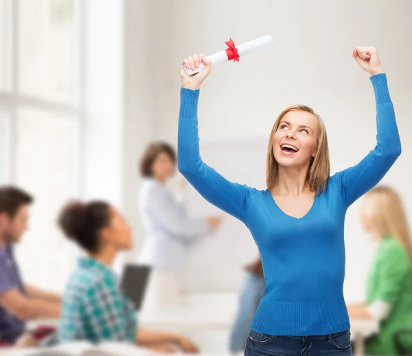 Lachende vrouw met diploma — Stockfoto