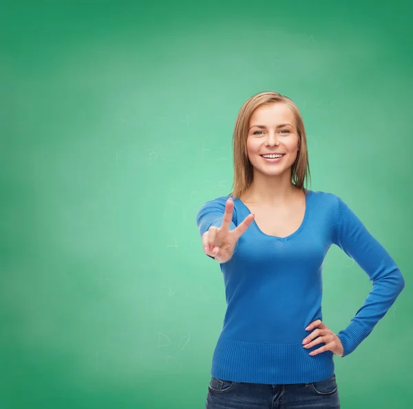 Sorridente ragazza adolescente mostrando v-segno con mano — Foto Stock