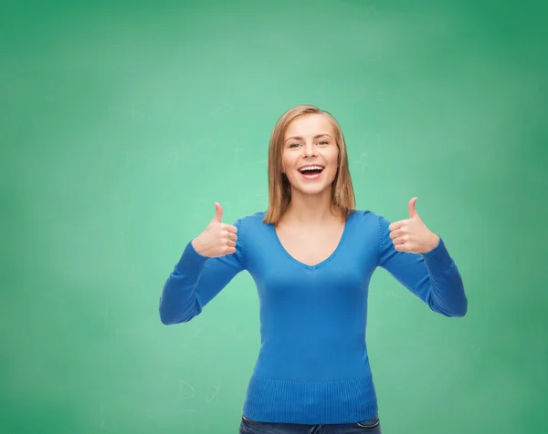 Menina sorridente em roupas casuais mostrando polegares para cima — Fotografia de Stock