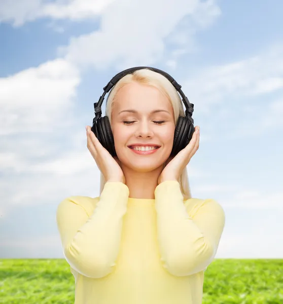 Joven sonriente con auriculares —  Fotos de Stock