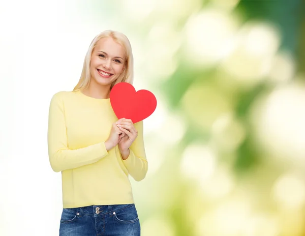 Mulher sorridente com coração vermelho — Fotografia de Stock