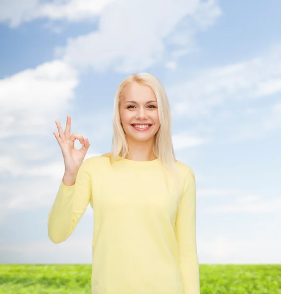 Jonge zakenvrouw toont ok teken — Stockfoto