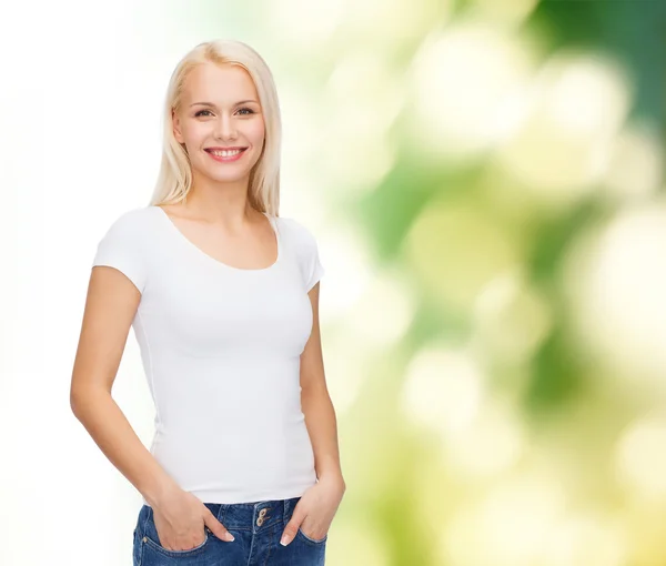 Mujer sonriente en camiseta blanca en blanco —  Fotos de Stock