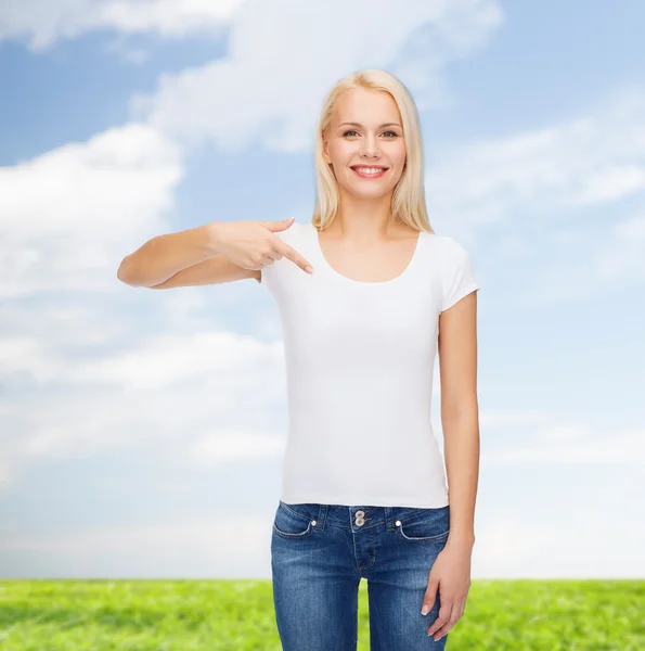 Mujer joven sonriente en camiseta blanca en blanco — Foto de Stock