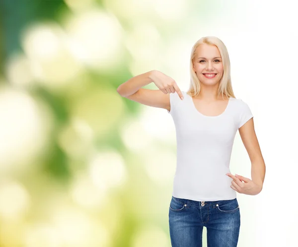 Lachende jonge vrouw in lege witte t-shirt — Stockfoto